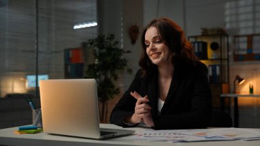 Yetişkin bölük lideri fazla mesai yapıyor. Genç iş kadını geç saatlere kadar masa başında oturuyor, dizüstü bilgisayar kullanıyor, ekrana bakıyor, gülümsüyor, pozitiflik gösteriyor..