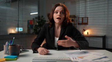 Ofis çalışanı fazla mesai yapıyor. Genç iş kadını gece geç saatlere kadar masa başında çalışır, ilk kişi pov, video görüşmesiyle çevrimiçi toplantıya katılır, öfkeli ifadeyi tartışır..