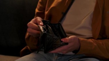Adam evde boş vakit geçiriyor. Genç bir adam geceyi evde, kanepede oturarak geçirir, cüzdanı açar ve içinde para arar, cüzdanı sallar para istemez, yakın çekim yapar..