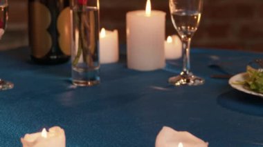 Evlilik teklifi konsepti. Sevgililer Günü 'nü kutlayan, restoranda romantik bir akşam yemeği yiyen, masada oturan, evlilik yüzüğüyle evlenme teklif eden, kızların parmağına yüzük takan,.