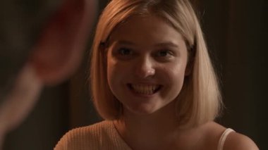 Evlilik teklifi konsepti. Sevgililer Günü 'nü kutlayan, restoranda romantik bir akşam yemeği yiyen, masada oturup konuşan, kadın yüzüne yakın çekim yapan, gülümseyen pozitif ifade, yakın çekim yapan bir çift..