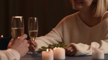Evlilik teklifi konsepti. Sevgililer Günü 'nü kutlayan, restoranda romantik bir akşam yemeği yiyen, yemek yiyen, konuşan, şampanya içen, olumlu ifade veren çiftler. Kapatın..