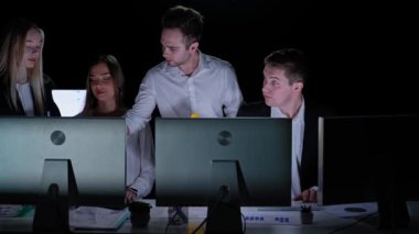 Yönetim kurulu başkanı ve ekibi ofiste çalışıyor. Erkek ve kadın liderler masalarda gözlemcilerle, yıl sonu şirket toplantılarında çalışıyor. Üye, patrona ve meslektaşlarına sonuçları açıklıyor..