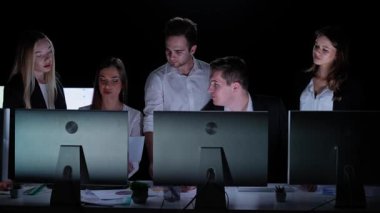 Yönetim kurulu başkanı ve ekibi ofiste çalışıyor. Kadın ve erkek liderler karanlık ofiste gözlemcilerle masalarda çalışırlar. Yıllık şirket toplantıları, patronla anlaşma belgelerini tartışmalar, detayları açıklamalar..