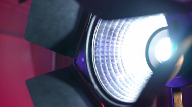 Profesyonel bir stüdyonun ekipmanları. Modern ışıklandırma ekipmanlarıyla fotoğraf ve video çekimi için profesyonel stüdyo, detayları yakın çekim, beyaz ışıklı büyük projektör.