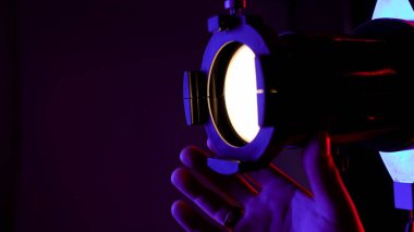 Profesyonel bir stüdyonun ekipmanları. Modern ışıklandırma ekipmanlarıyla fotoğraf ve video çekimi için profesyonel stüdyo, ayrıntıları yakın çekim, parlak spot ışıklarıyla mercek parlaması.