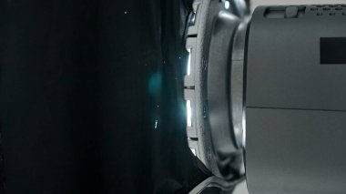 Profesyonel bir stüdyonun ekipmanları. Modern ışıklandırma ekipmanlarıyla fotoğraf ve video çekimi için profesyonel stüdyo, ayrıntıları kapatın, parlak spot ışıklarıyla şemsiye yumuşak kutu.