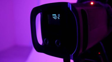 Profesyonel bir stüdyonun ekipmanları. Modern ışıklandırma ekipmanları ile fotoğraf ve video çekimi için profesyonel stüdyo, detayları yakın çekim, ışık ayarlarıyla ekran görüntüsü.