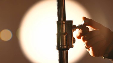 Profesyonel bir stüdyonun ekipmanları. Modern ışıklandırma ekipmanlarıyla fotoğraf ve video çekimi için profesyonel stüdyo, detayları yakından çek, fotoğrafçı standı ya da monopod.