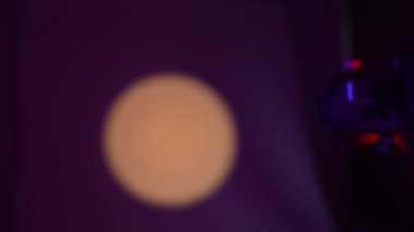 Profesyonel bir stüdyonun ekipmanları. Modern ışıklandırma ekipmanlarıyla fotoğraf ve video çekimi için profesyonel stüdyo, detayları yakın çekim, spot ışıklarını açan fotoğrafçılar.