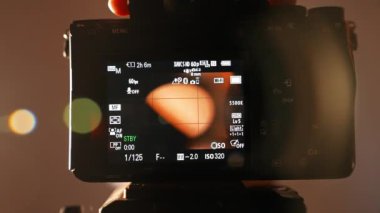 Profesyonel bir stüdyonun ekipmanları. Modern ekipmanlarla fotoğraf ve video çekimi için profesyonel stüdyo, detayları kapatın, fotoğrafçı kameraya lens takın, pov 'u gösterin.