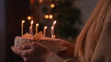 Mutlu aile yıl dönümleri. Aile evde oturuyor, torunlar ve ebeveynler büyükbabanın doğum gününü kutluyor, kız pasta getiriyor, büyükbaba bir dilek diliyor ve mumları üflüyor..