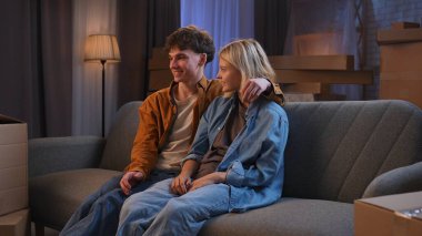 Genç bir adam ve bir kadın oturma odasında bir taşınma partisi hakkında konuşuyorlar. Birbirini seven çiftler koltukta oturmuş odanın düzenini tartışıyorlar..