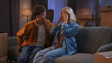 Genç bir adam ve bir kadın oturma odasında bir taşınma partisi hakkında konuşuyorlar. Birbirine aşık bir çift kanepede oturuyor, adam kızdan gözlerini kapamasını istiyor ve ona ev şeklinde bir anahtarlık veriyor.