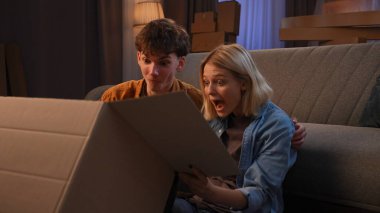 Genç bir adam ve bir kadın oturma odasında bir taşınma partisi hakkında konuşuyorlar. Birbirine aşık bir çift yerde oturmuş, bir karton kutuya bakıyor ve içindekilere hayret ediyor, sonra da öpüşüyorlar..