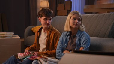 Genç bir adam ve bir kadın oturma odasında bir taşınma partisi hakkında konuşuyorlar. Birbirine aşık bir çift yere oturur ve evleri için yeni bir tasarım hakkında konuşur..