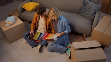 Genç bir adam ve bir kadın oturma odasında bir taşınma partisi hakkında konuşuyorlar. Birbirine aşık bir çift yere oturur ve evleri için yeni bir tasarım hakkında konuşur..