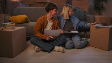 Genç bir adam ve bir kadın oturma odasında bir taşınma partisi hakkında konuşuyorlar. Birbirine aşık bir çift yere oturur ve evleri için yeni bir tasarım hakkında konuşur..