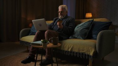 Son sınıf öğrencisinin hayatında bir gün. Yaşlı gri saçlı adam akşamını evde, oturma odasında kanepede oturarak, online alışveriş yaparak, dizüstü bilgisayarında kart numarası yazarak geçiriyor. Günlük rutin yaşam tarzı kavramı.