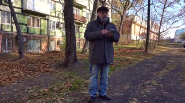 Son sınıf öğrencisinin hayatında bir gün. Yaşlı gri saçlı adam sabah dışarıda, adam şehirde sabah yürüyüşünün keyfini çıkarıyor, sokakta dikiliyor akıllı telefonuyla mesaj yazıyor. Günlük rutin yaşam tarzı kavramı.