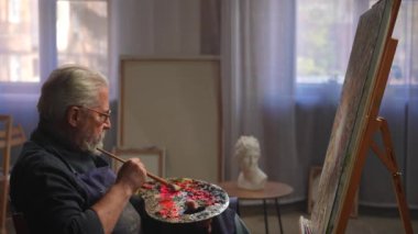 Son sınıf öğrencisinin hayatında bir gün. Yaşlı adam boş zamanlarını hobisiyle geçiriyor, resim stüdyosunu geziyor, resim çizerek resim yapıyor. Günlük rutin yaşam tarzı kavramı.
