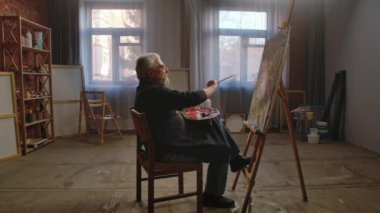 Son sınıf öğrencisinin hayatında bir gün. Yaşlı adam boş zamanlarını hobisiyle geçiriyor, resim stüdyosunu geziyor, resim çizerek resim yapıyor. Günlük rutin yaşam tarzı kavramı.