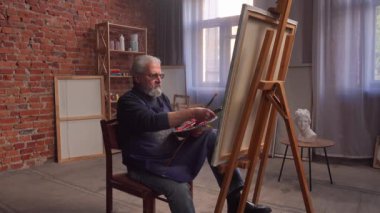 Son sınıf öğrencisinin hayatında bir gün. Yaşlı adam boş zamanlarını hobisiyle geçiriyor, resim stüdyosunu geziyor, resim çizerek resim yapıyor. Günlük rutin yaşam tarzı kavramı.