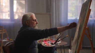Son sınıf öğrencisinin hayatında bir gün. Yaşlı adam boş zamanlarını hobisiyle geçiriyor, resim stüdyosunu geziyor, resim çizerek resim yapıyor. Günlük rutin yaşam tarzı kavramı.