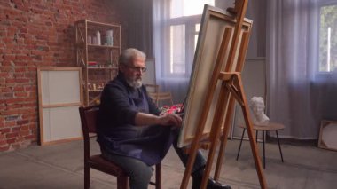 Son sınıf öğrencisinin hayatında bir gün. Yaşlı adam boş zamanlarını hobisiyle geçiriyor, resim stüdyosunu geziyor, resim çizerek resim yapıyor. Günlük rutin yaşam tarzı kavramı.