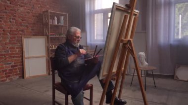 Son sınıf öğrencisinin hayatında bir gün. Yaşlı adam boş zamanlarını hobisiyle geçiriyor, resim stüdyosunu geziyor, resim çizerek resim yapıyor. Günlük rutin yaşam tarzı kavramı.