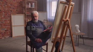 Son sınıf öğrencisinin hayatında bir gün. Yaşlı adam boş zamanını hobisiyle geçiriyor, resim stüdyosunu ziyaret ediyor, resim çiziyor ve akıllı telefondan kayıt yapıyor, blog yazarak konuşuyor. Günlük yaşam tarzı kavramı.