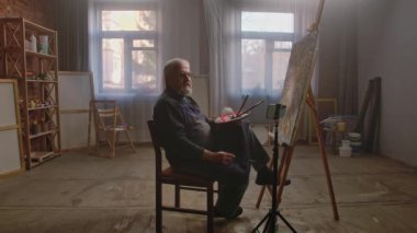 Son sınıf öğrencisinin hayatında bir gün. Yaşlı adam boş zamanını hobisiyle geçiriyor, resim stüdyosunu ziyaret ediyor, resim çiziyor ve akıllı telefondan kayıt yapıyor, blog yazarak konuşuyor. Günlük yaşam tarzı kavramı.