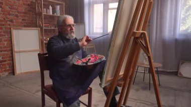 Son sınıf öğrencisinin hayatında bir gün. Yaşlı adam boş zamanlarını hobisiyle geçiriyor, resim stüdyosunu geziyor, resim çizerek resim yapıyor. Günlük rutin yaşam tarzı kavramı.