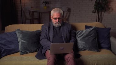 Son sınıf öğrencisinin hayatında bir gün. Yaşlı gri saçlı adam akşam vaktini evde, oturma odasında kanepede oturarak geçiriyor, dizüstü bilgisayarda çalışıyor, yoruluyor ve uzaklaşıyor. Günlük rutin yaşam tarzı kavramı.