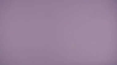 El hareketleri ve işaretleri. Erkek ve kadın elleri jestler gösteriyor ve kalp aşk işareti yapıyor, mor stüdyo arka planında izole edilmiş, yakın çekim. Sevgililer Günü reklam konsepti.