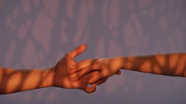 El hareketleri ve işaretleri. Erkek ve kadın elleri el hareketlerini gösteriyor ve parmaklarını çapraz yapıyor. Mor stüdyo arka planında ışık efektiyle izole edilmiş. Yakın çekim. Sevgililer Günü reklam konsepti.