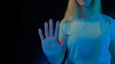 Bilgisayar teknolojisi ve siber uzay güvenliği. Kadın cam ekran panele dokunuyor, saydam yüzeyde avuç içi izi var ve model üzerinde mavi ışık var. Dijitalleştirme konsepti şablonu.