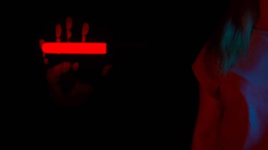 Bilgisayar teknolojisi ve siber uzay güvenliği. Kırmızı ışık neon erişimi tarayıcısı cam ekranda insan eli izi, şeffaf yüzeyde avuç içi izi tarıyor. Dijitalleştirme konsepti şablonu.