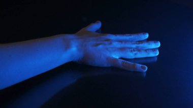 Bilgisayar teknolojisi ve siber uzay güvenliği. Kadın açık avuç içi cam ekran panele dokunuyor. Elinde mavi ışık olan şeffaf siyah yüzey. Dijitalleştirme konsepti şablonu.