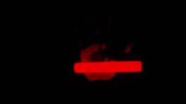 Bilgisayar teknolojisi ve siber uzay güvenliği. Kırmızı ışık neon erişimi tarayıcısı cam ekranda insan eli izi, şeffaf yüzeyde avuç içi izi tarıyor. Dijitalleştirme konsepti şablonu.