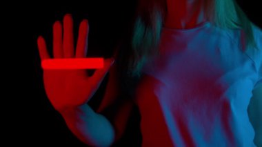 Bilgisayar teknolojisi ve siber uzay güvenliği. Kadın cam ekran panele dokunuyor, saydam yüzeyde avuç içi izi, el izini tarayan kırmızı ışık tarayıcısı. Dijitalleştirme konsepti şablonu.