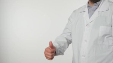 Bilgisayar teknolojisi ve siber uzay yeniliği. Üniformalı doktor cam ekran paneline dokunuyor. Saydam beyaz arka planda parmak izi var. Tıbbın dijital hale getirilme şablonu