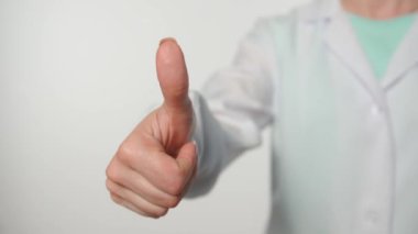 Bilgisayar teknolojisi siber uzay yeniliği. Üniformalı kadın doktor cam ekran paneline dokunuyor, saydam yüzey beyaz arka planında parmak izi var. Tıbbın dijital hale getirilme şablonu.