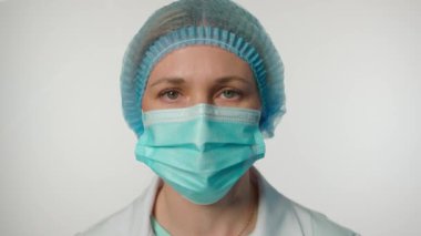 Bilgisayar teknolojisi siber uzay yeniliği. Üniformalı kadın doktor doğrudan kameraya bakıyor, tarayıcı gözleri tarıyor, beyaz arka planda izole edilmiş bir ekran. Tıbbın dijital hale getirilme şablonu.