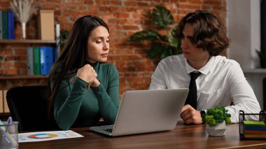 Ofiste çalışan bir iş adamı. İş kadını, iş arkadaşıyla aynı masada oturuyor, geç saatlere kadar ofiste çalışıyor, dizüstü bilgisayar kullanıyor, belgeleri okuyor, bilgi hakkında konuşuyor..