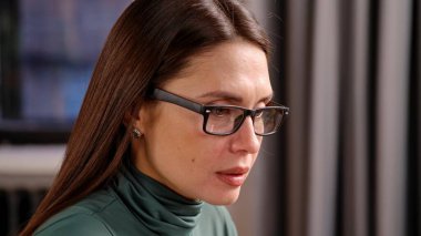 Ofiste çalışan bir iş adamı. Ofiste geç saatlere kadar çalışan genç bir iş kadını bilgisayarla çalışan, mesaj okuyan, ekrana bakan yakın çekim yapan bir kadın..