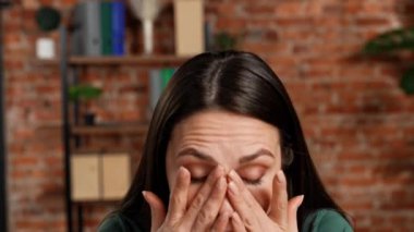 Ofiste çalışan bir iş adamı. Geç saatlere kadar masa başında oturan genç bir iş kadını ofis odasında çalışıyor. Pov, kadın baş ağrısı çekiyor. Gözlüklerini ve masaj maskesini çıkarıyor..