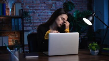 Ofiste çalışan bir iş adamı. Genç iş kadını masa başında geç saatlere kadar çalışıyor, dizüstü bilgisayarda yazıyor, baş ağrısı çekiyor, gözlüğünü, masajını, şakaklarını ve burnunu çıkarıyor..