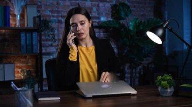 Ofiste çalışan bir iş adamı. Genç iş kadını masa başında geç saatlere kadar çalışıyor, telefonlara cevap veriyor, akıllı telefonla konuşuyor, bilgisayarını kapatıyor, defteri alıyor ve uzaklaşıyor..