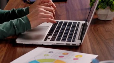 Ofiste çalışan bir iş adamı. Genç iş kadını geç saatlere kadar ofis dairesinde çalışıyor, dizüstü bilgisayar kullanıyor, el yazısı, e-posta ya da klavyede mesaj yazma dükkanını kapatıyor..